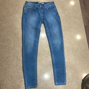 Levi jeggings that are categorized as “super skinny.”